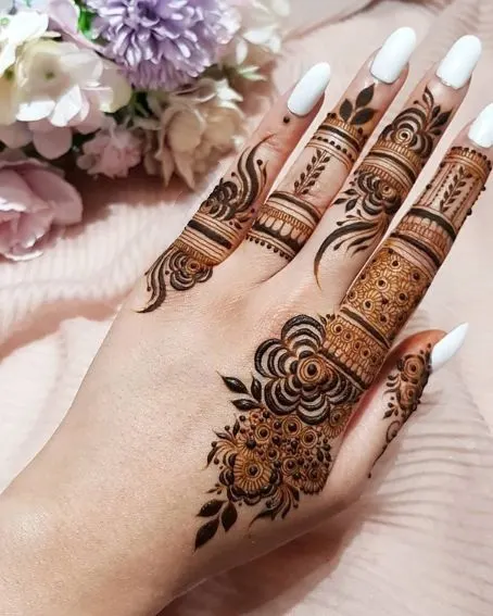 Heavy side mehandi design with curves